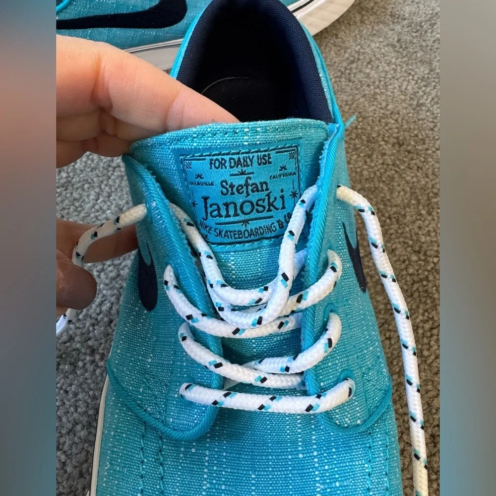 Nike Youth 7 (8.5 women’s) Turquoise Blue Skate Shoes